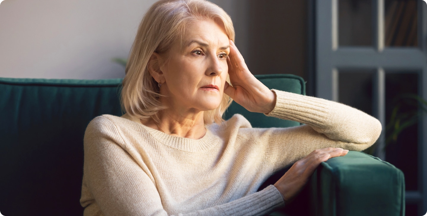 blonde-vrouw-kijkt-verdrietig-voor-haar-uit