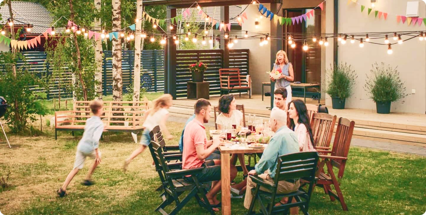 familie bij elkaar in de tuin