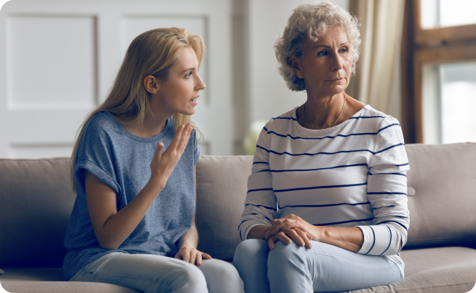 jonge-vrouw-zit-naast-oude-vrouw