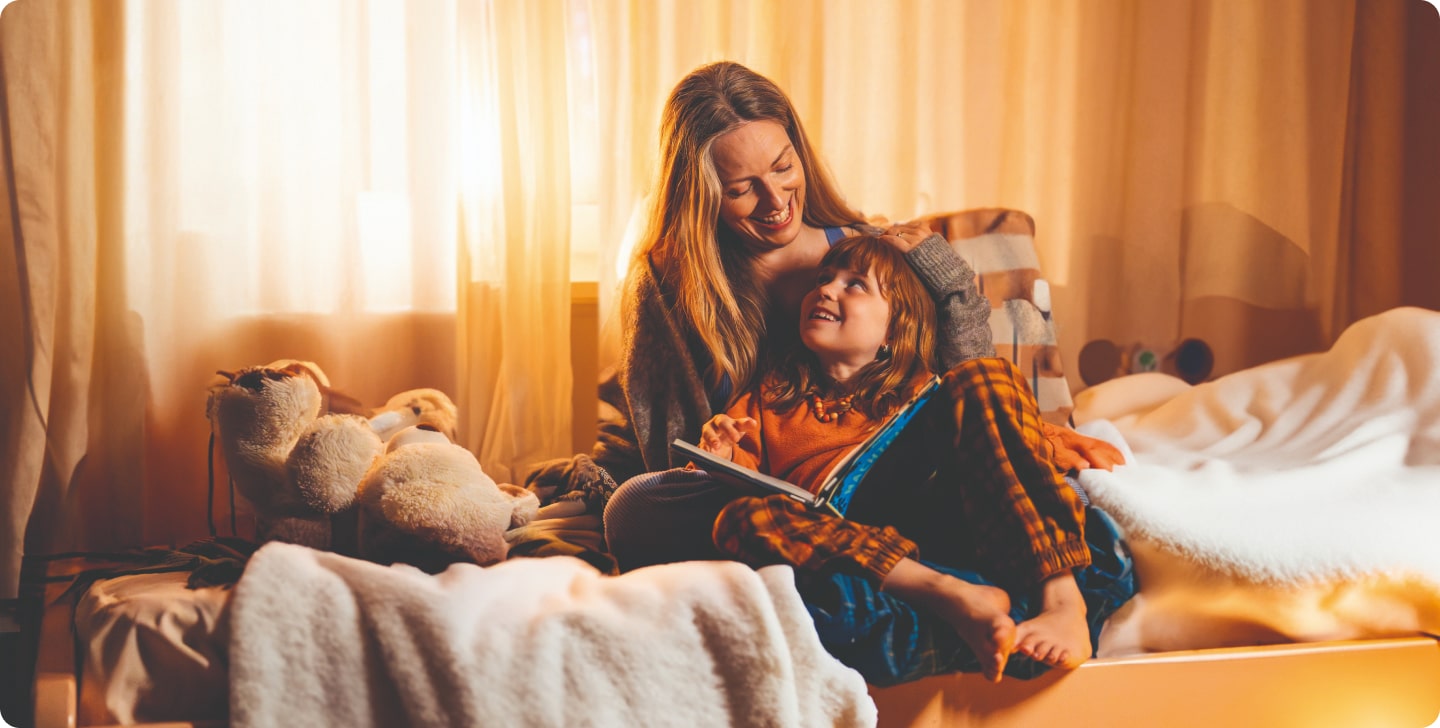 moeder-lacht-naar-kind-die-op-schoot-zit